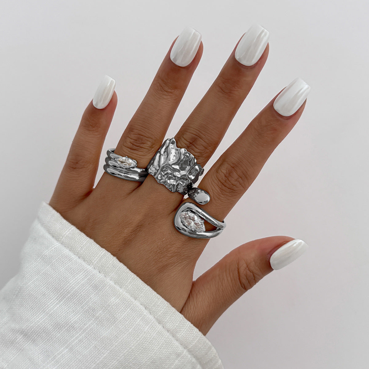 Anillo Minimalista Geométrico de Aleación para Mujer con Diamantes de Imitación Micro-Pavé y Diseño de Junta Abierta