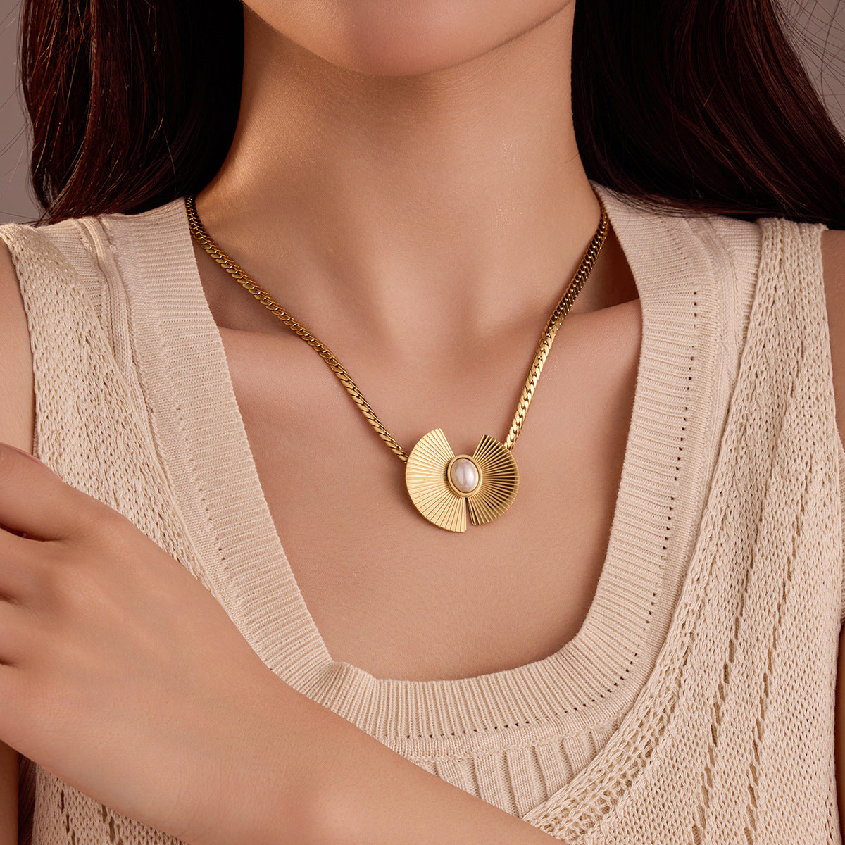 Collar con Colgante Asimétrico de Acero Inoxidable con Forma de Abanico y Detalles de Perlas para Mujer, Cadena Minimalista Galvanizada a la Clavícula