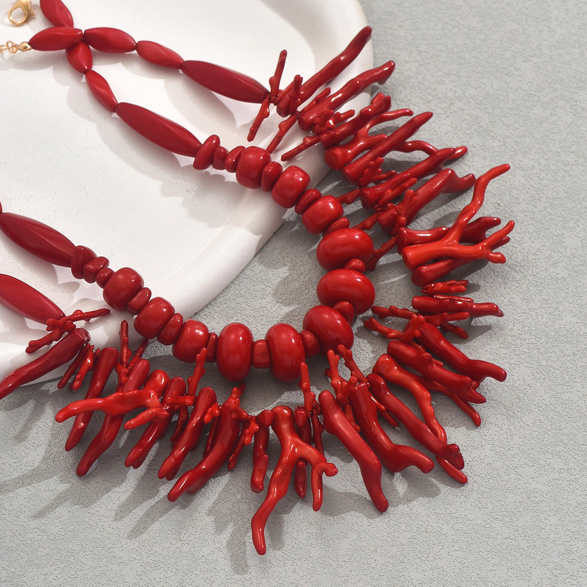 Parure di Collana Lunga Geometrica di Tendenza per Donna con Ciondolo in Resina a Forma di Corallo e Dettagli in Lega Galvanizzata