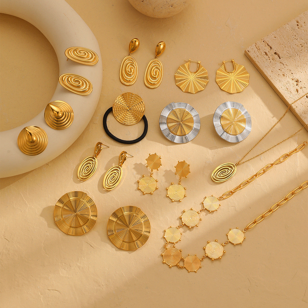 Orecchini da donna alla moda in acciaio al titanio con spirale geometrica e placcatura in oro
