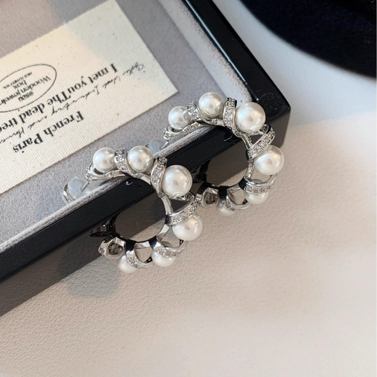 Orecchini a perno eleganti e minimalisti a forma di C con intarsio in zircone per donna