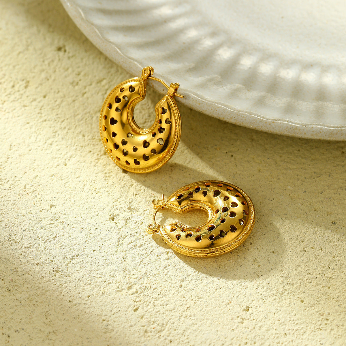 Pendientes de acero de titanio con forma de corazón hueco de estilo vintage para mujer con acabado chapado y diseño en forma de C