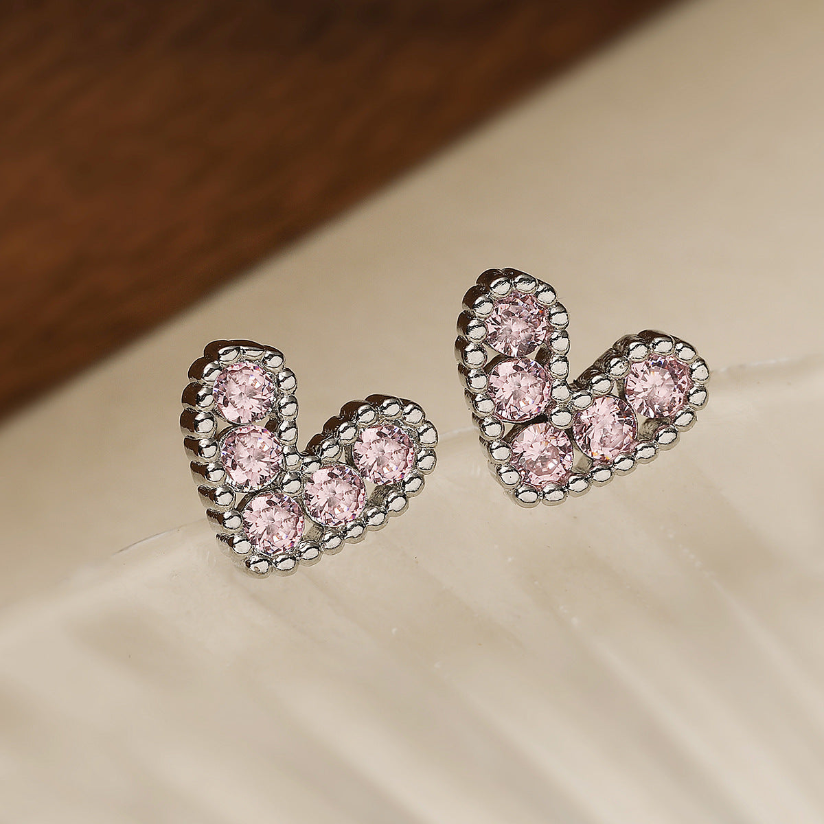 Orecchini a perno da donna minimalisti a forma di cuore, placcati in rame dorato e zirconi con incastonatura micro-pavé