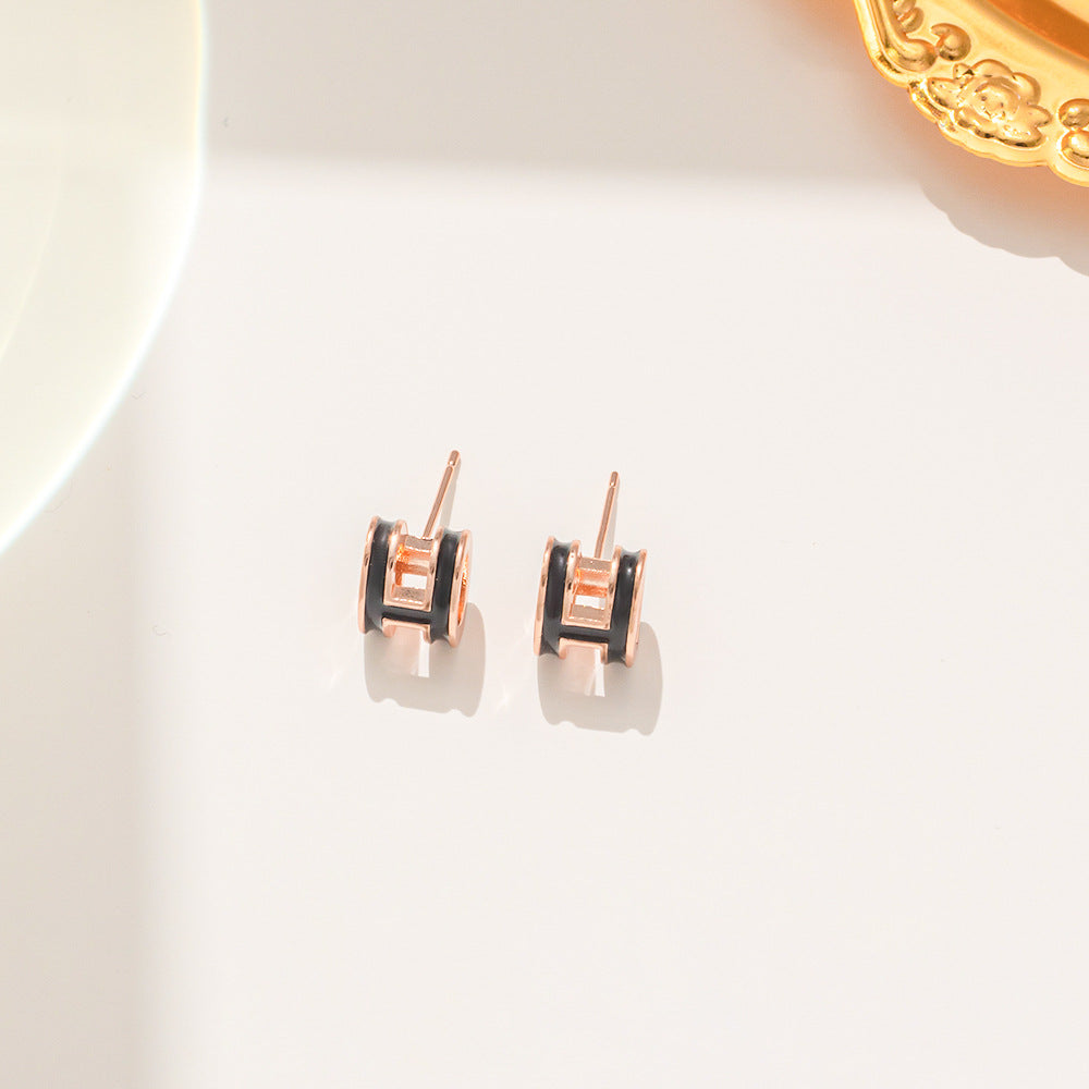 Orecchini a perno da donna in acciaio al titanio a forma di lettera H minimalista, con design geometrico e stile fresco e dolce