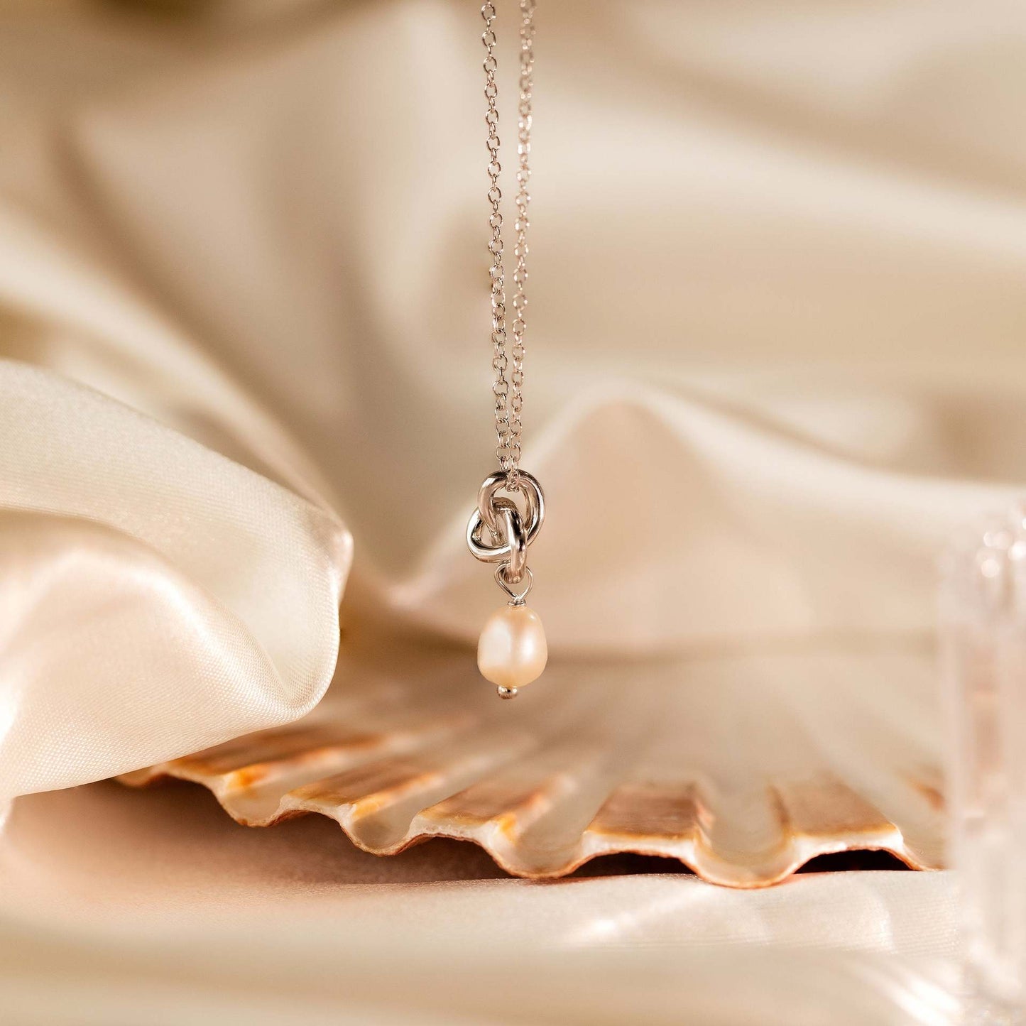 Minimalist Round Pearl Necklace with Titanium Steel Chain and 18K Gold Plating for Women and Men