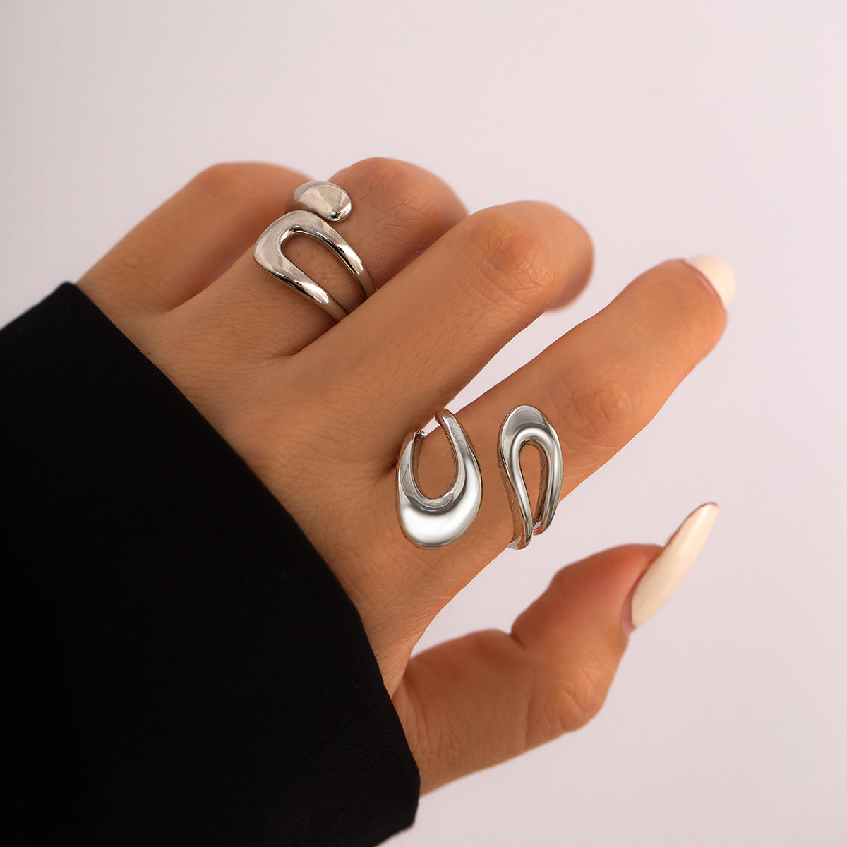 Anillo abierto geométrico dulce y atrevido para mujer de aleación con acabado chapado
