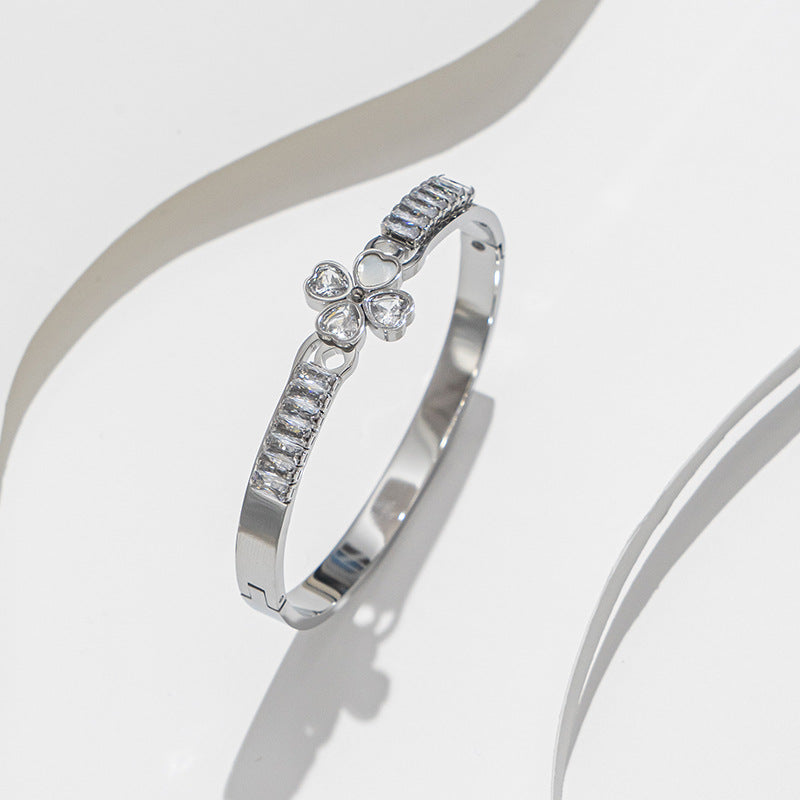 Bracciale Minimalista in Acciaio Inossidabile da Donna con Placcatura in Acciaio al Titanio e Intarsio di Strass a Forma Geometrica Ovale