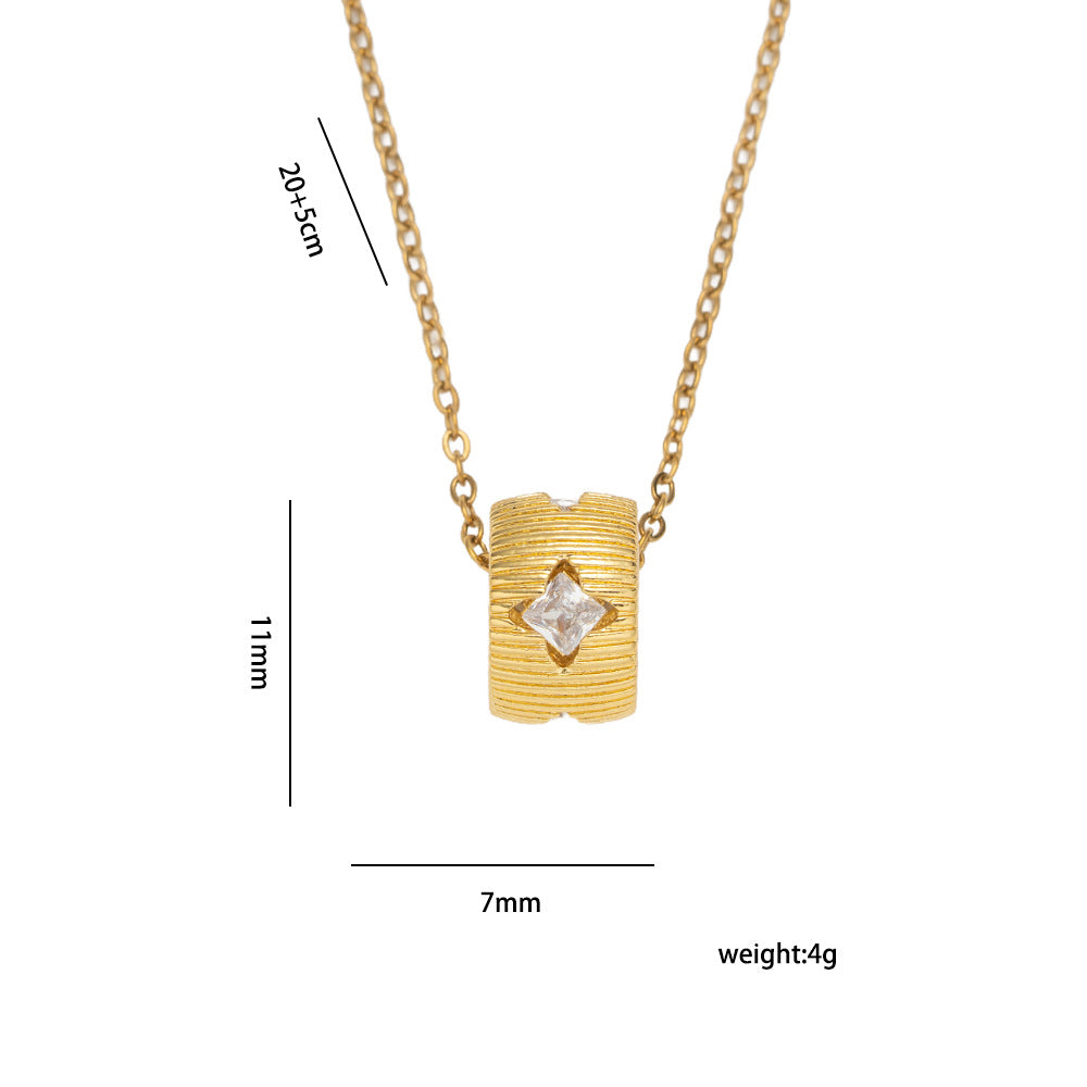 Collana da donna minimalista a forma di stella in acciaio al titanio placcato oro con intarsio di zirconi