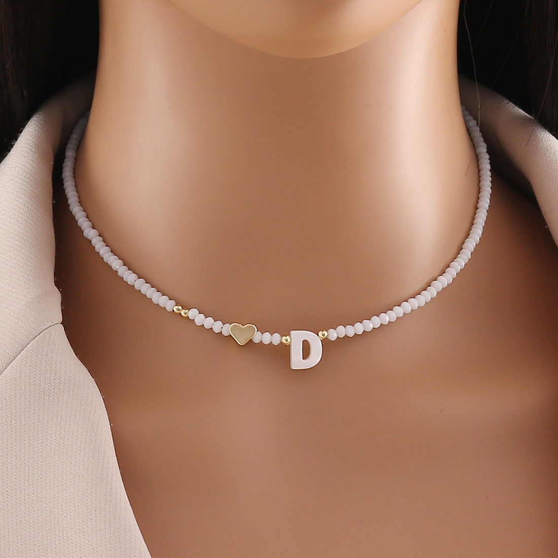 Collana con ciondolo a lettera dal design originale con ciondolo a conchiglia e perline di cristallo da donna