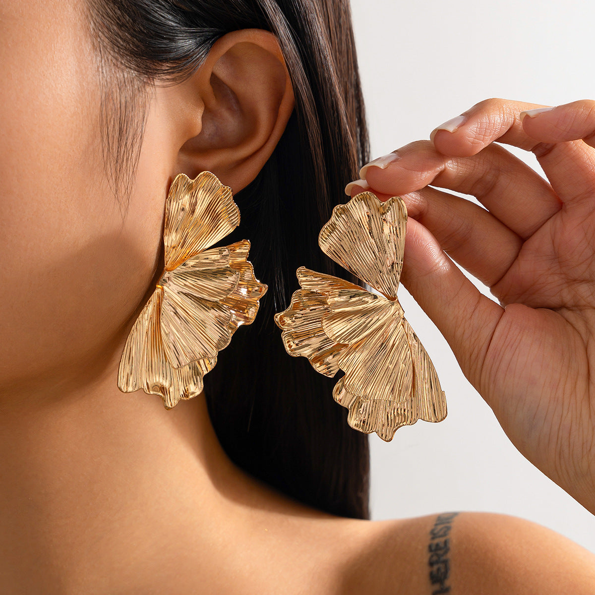 Pendientes de aleación de zinc con forma de lazo, estilo atrevido y chic, con acabado galvanizado y textura floral irregular tipo líquido.