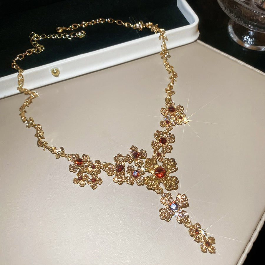 Conjunto de collar y pendientes de aleación con diseño floral vintage e incrustaciones de diamantes de imitación para mujer