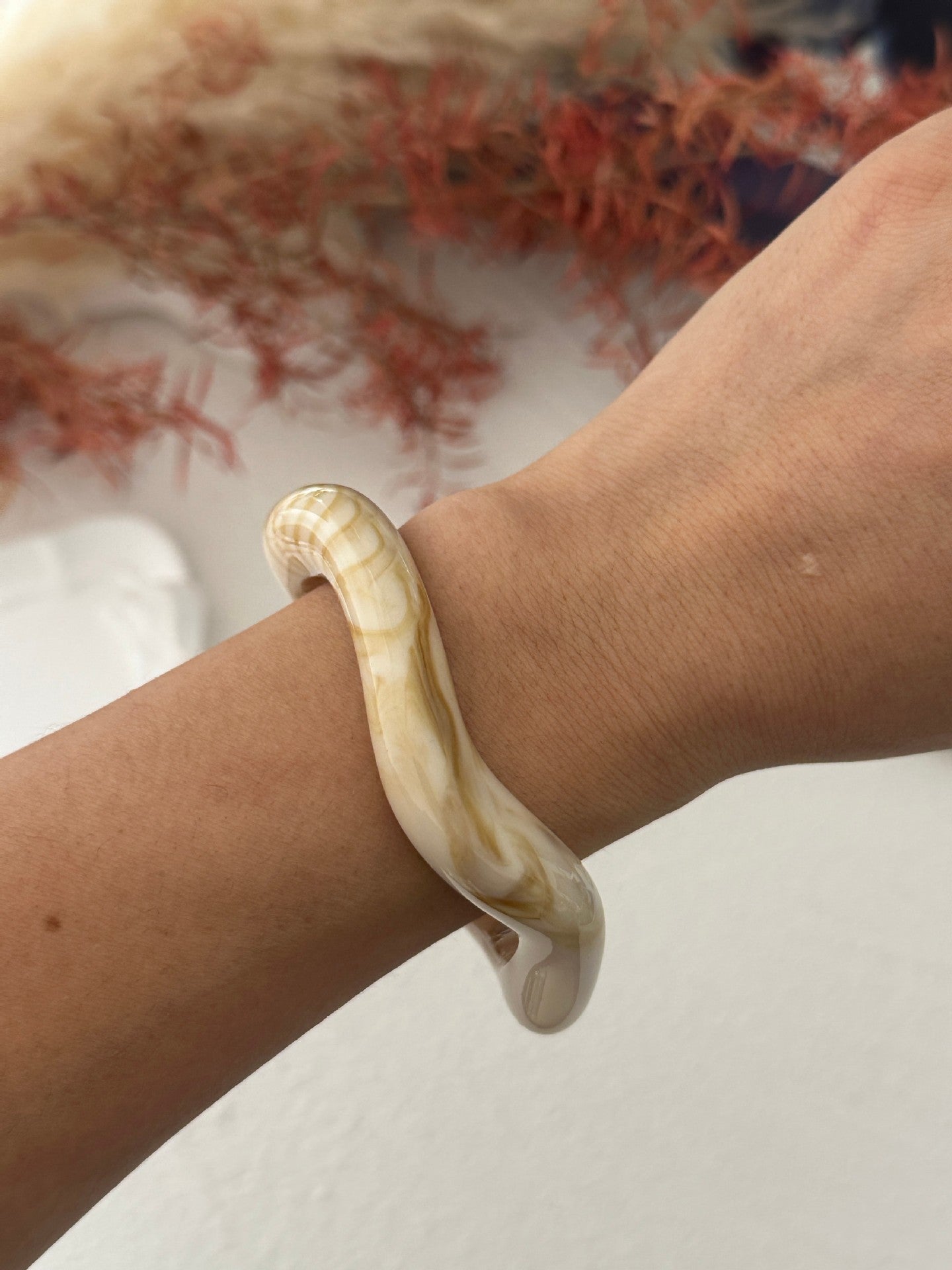 Bracciale in acrilico lucidato geometrico a gradiente colorato