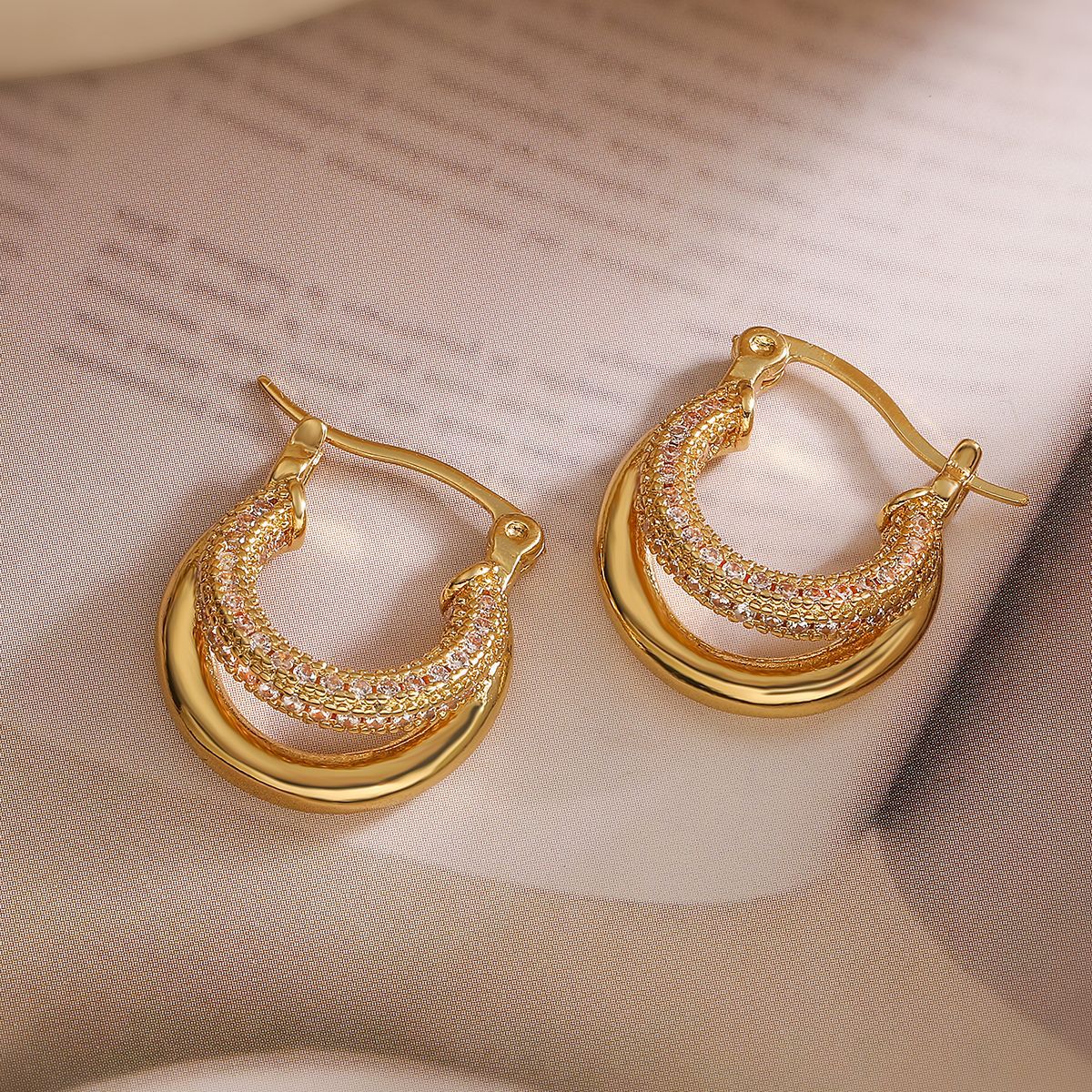 Orecchini da donna geometrici minimalisti placcati oro con zirconi e design a forma irregolare