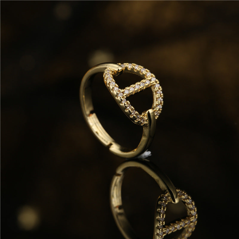 Anello Aperto a Forma di Naso di Maiale Geometrico da Donna con Base in Rame Placcato Oro 18K e Zirconia Micro-Incastonata