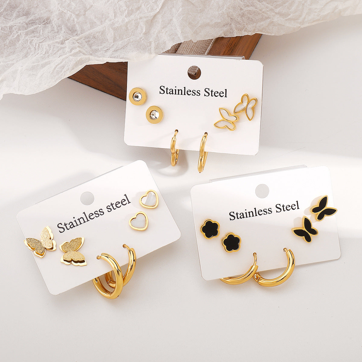 Pendientes minimalistas de acero inoxidable con forma de mariposa y baño de oro de 14 quilates para mujer