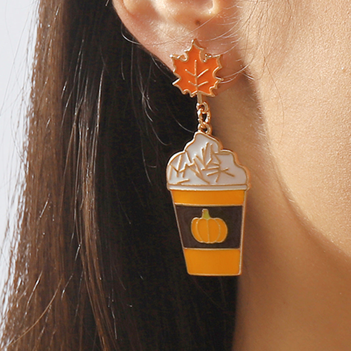 Pendientes de calabaza y hoja de arce geométricos dulces y atrevidos en aleación con acabado esmaltado para mujer