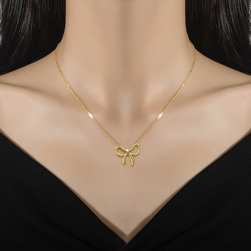 Collar Minimalista de Mariposa de Titanio con Baño de Acero y Colgante Floral