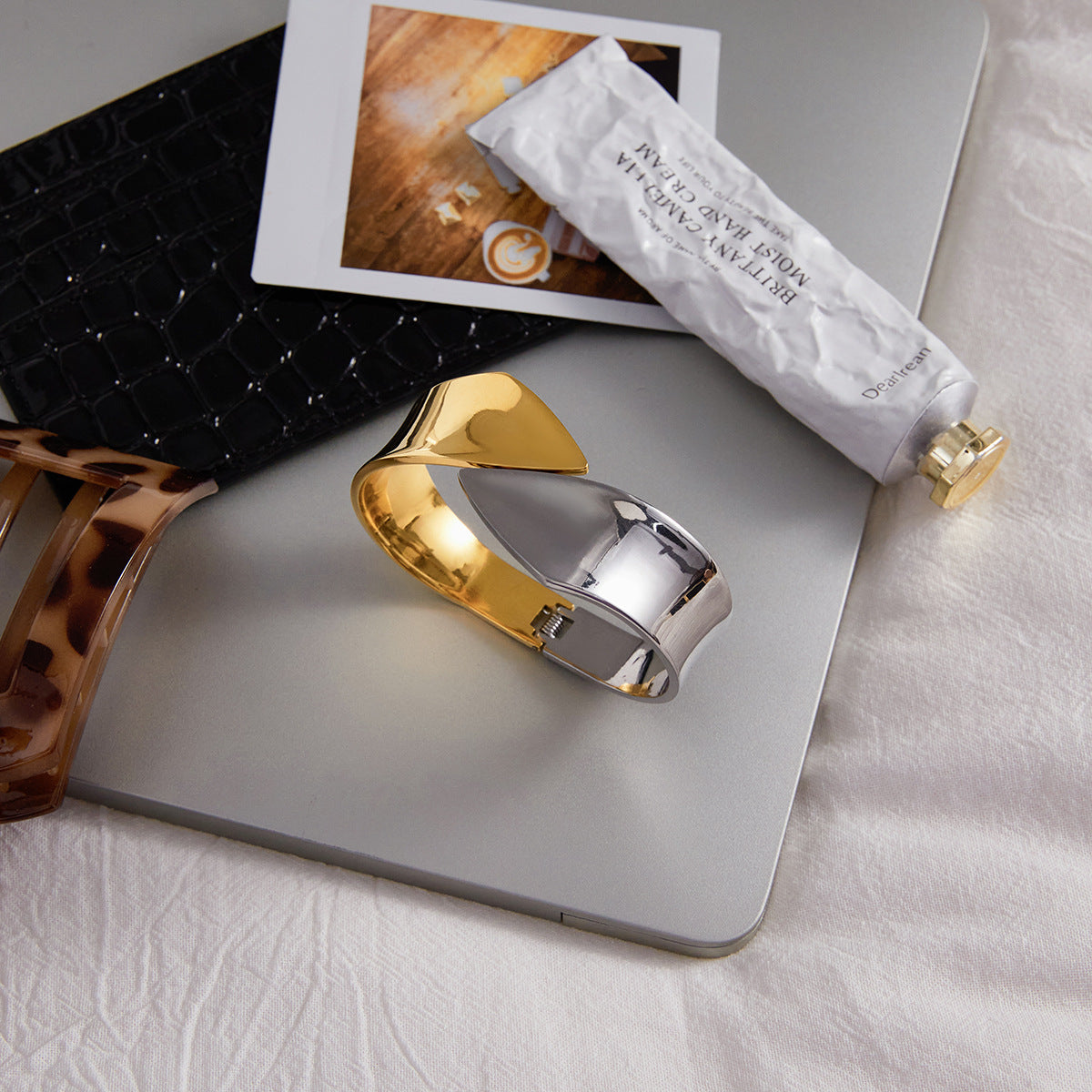 Pulsera minimalista geométrica de acero de titanio con resorte y acabado chapado para mujeres y hombres
