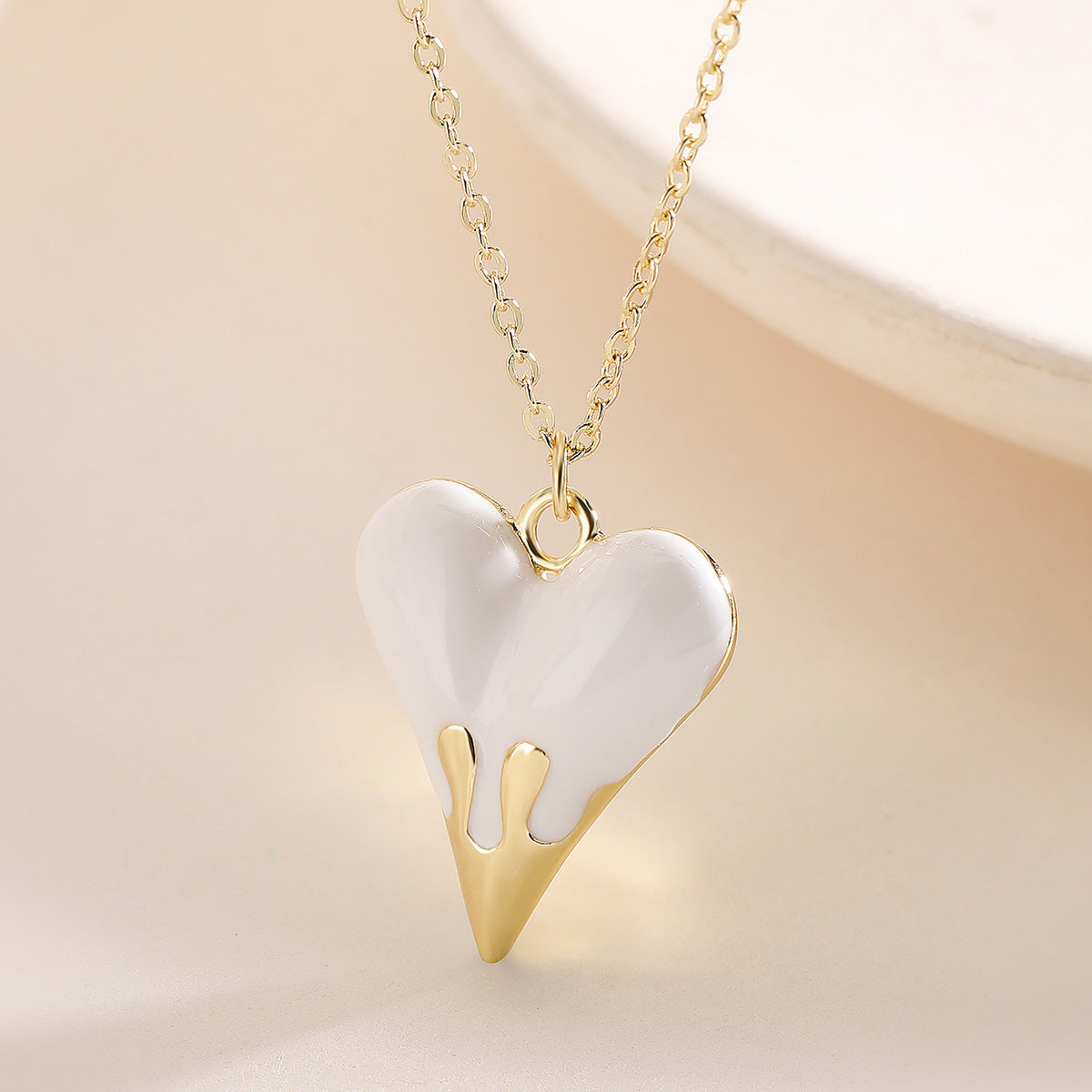 Collar con colgante de corazón de esmalte retro minimalista para mujer, cadena con medallón de cobre