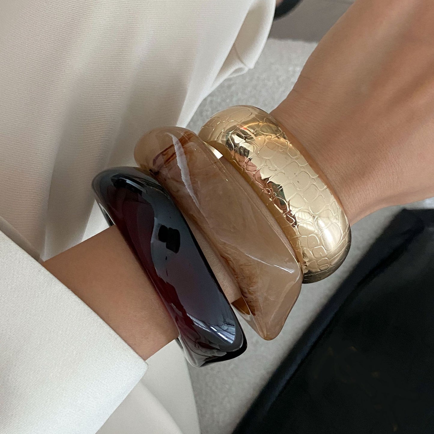 Bracciale rigido a fascia in metallo lucido geometrico minimalista con finitura marmorizzata colorata da donna