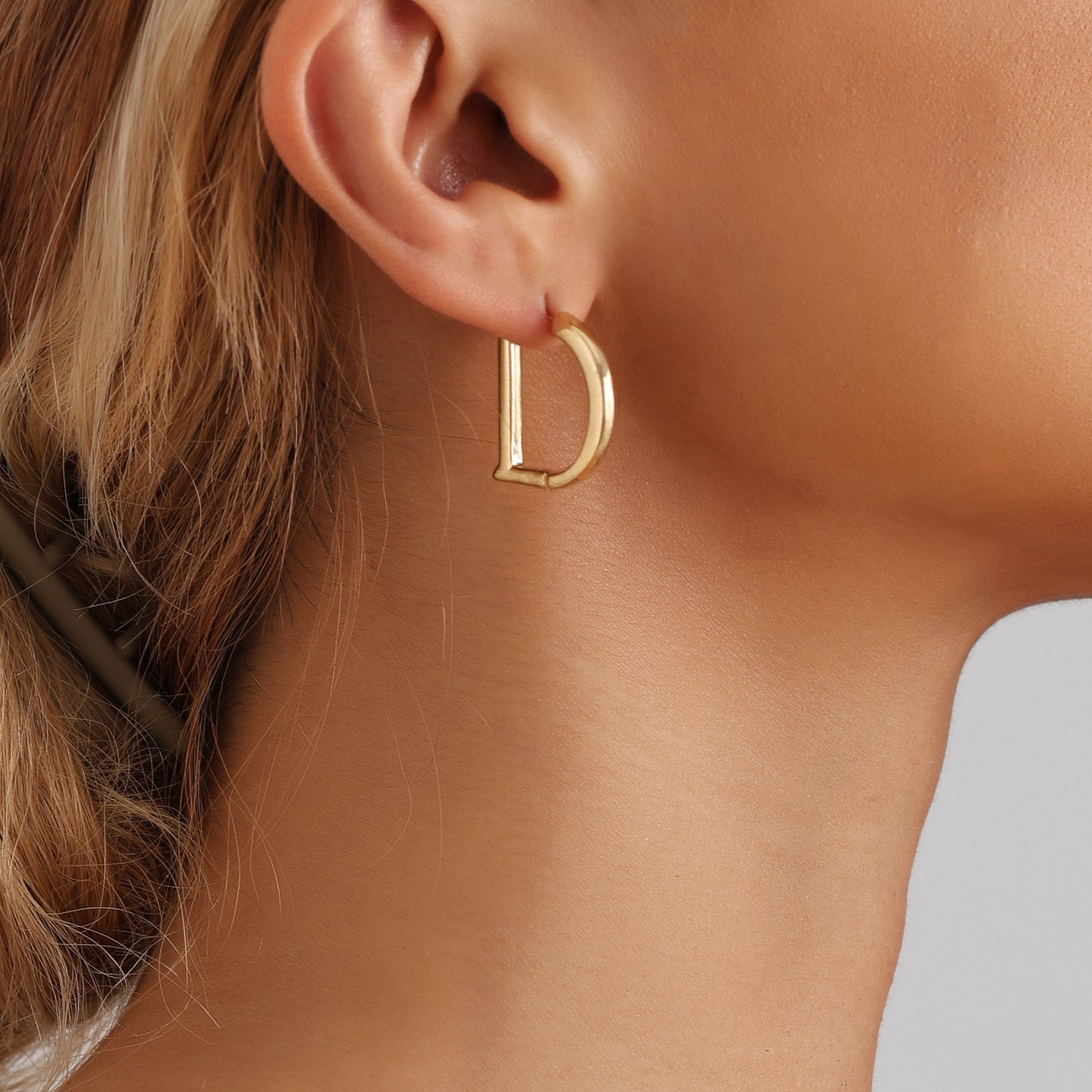 Minimalist Retro Letter D Metal Hoop Earrings with Plating Finish for Women