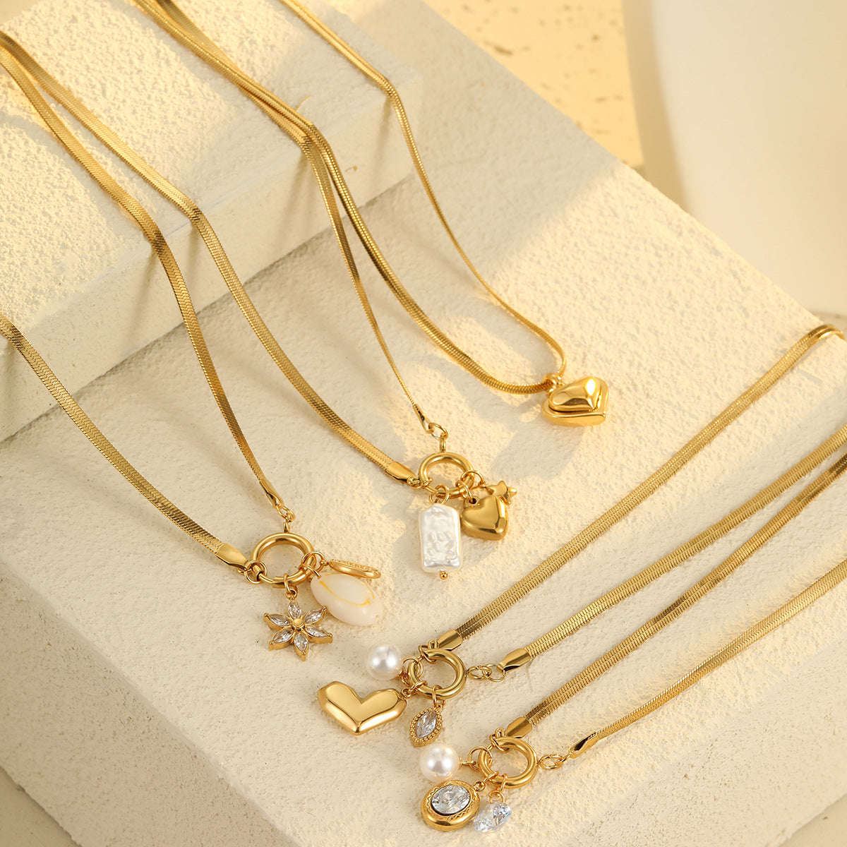 Collana da donna alla moda con ciondolo a cuore in acciaio inossidabile placcato