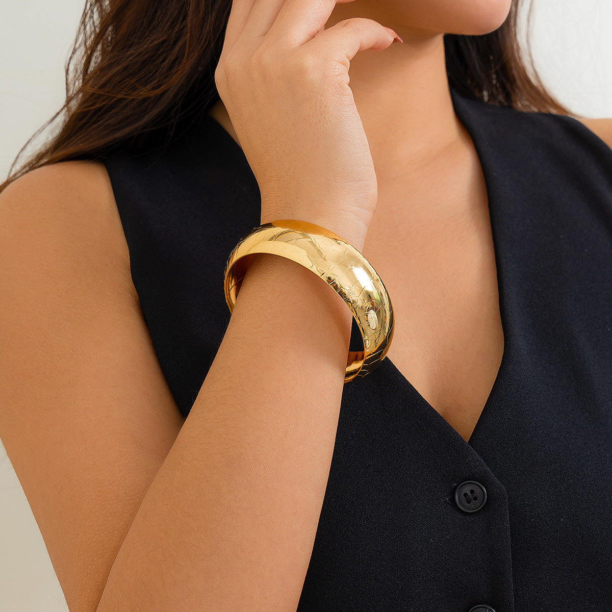 Pulsera ancha minimalista con textura de metal y diseño de serpiente para mujer con acabado galvanizado y diseño de anillo circular