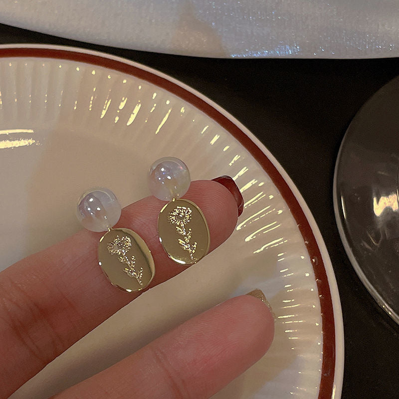 Elegantes pendientes florales de perlas con postes de plata chapados en oro para mujer