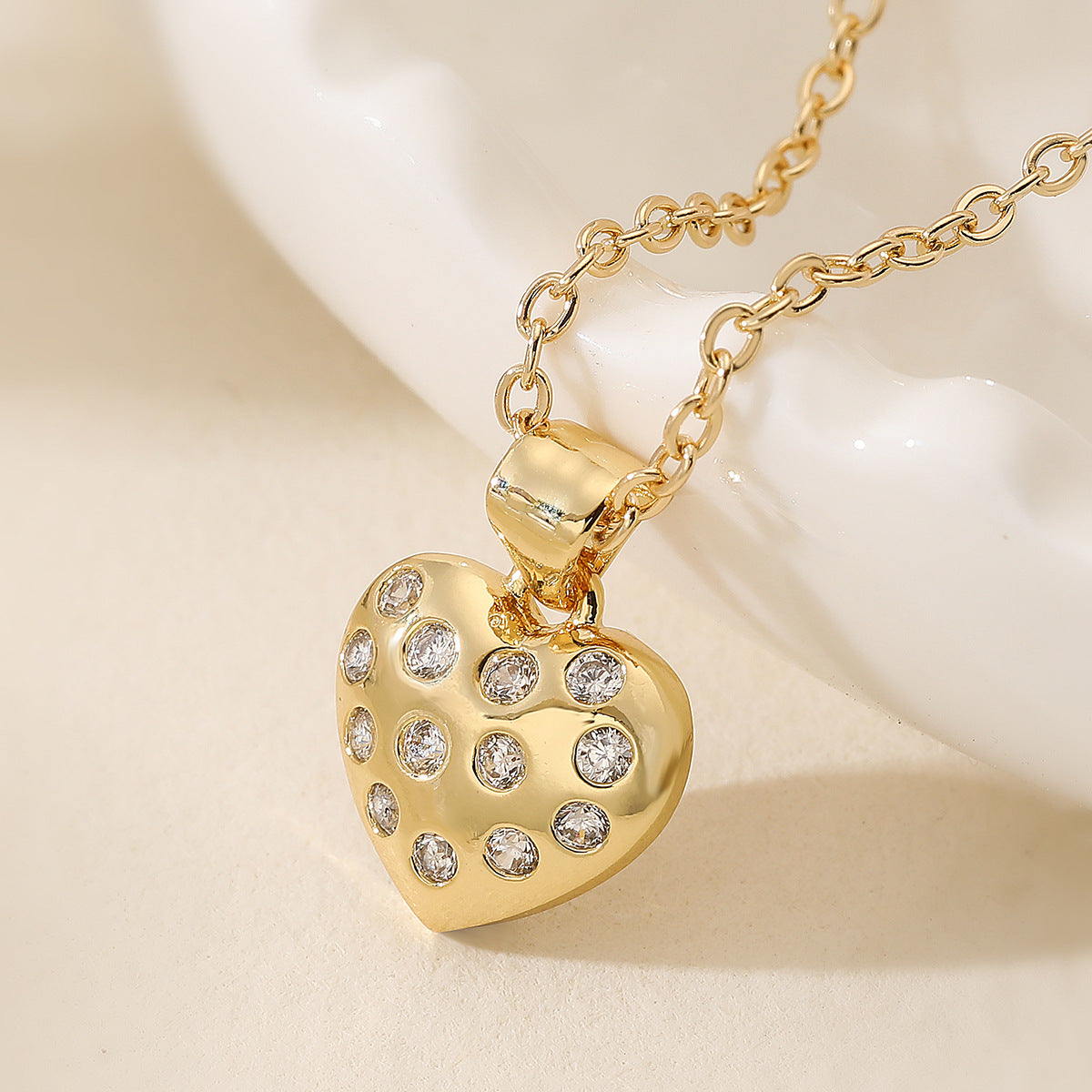 Elegant Minimalist 18K Gold Plated Brass Heart Cubic Zirconia Pendant Necklace for Women