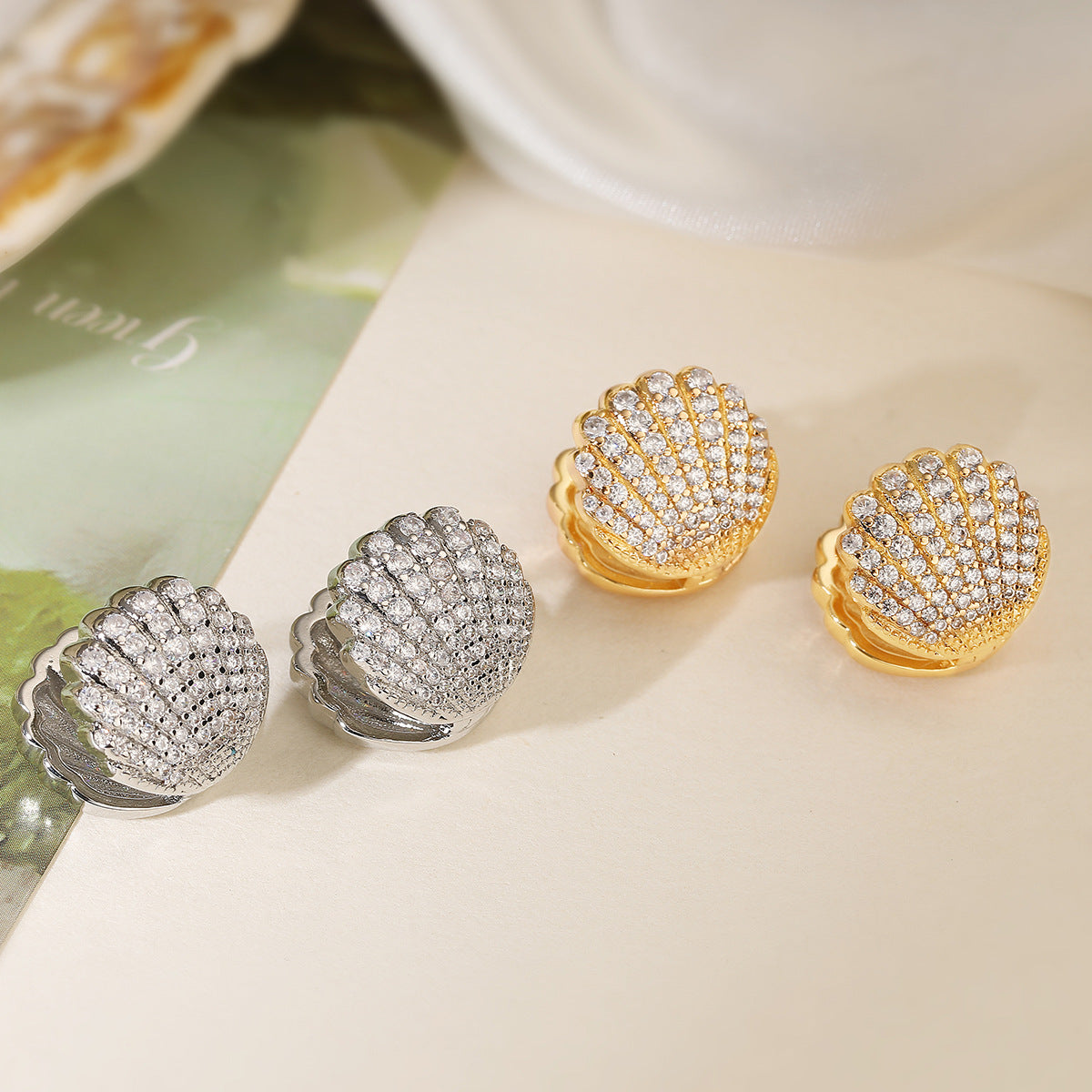 Pendientes Minimalistas de Cobre con Forma de Concha, Baño de Oro de 18K y Detalles de Circonita para Mujer