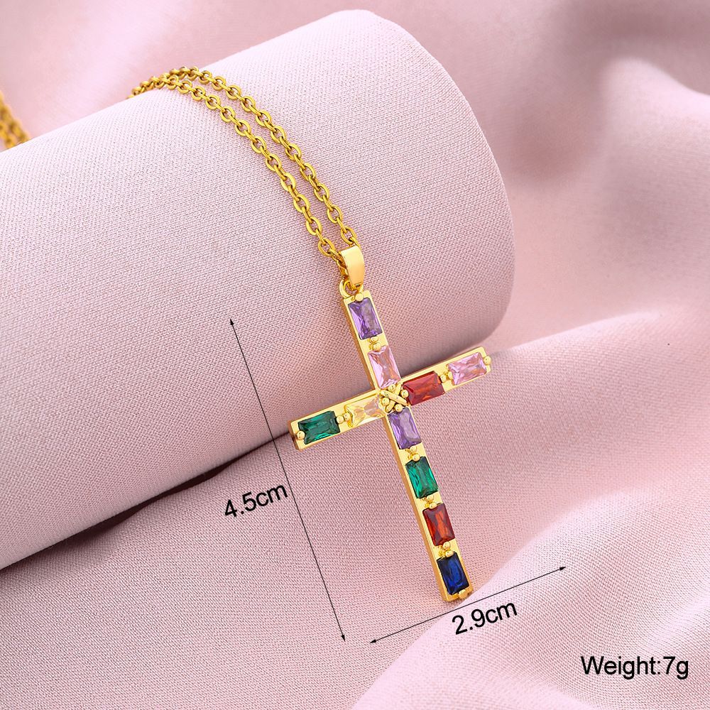 Collana pendente a croce minimalista da donna in rame con placcatura in oro e cristalli di zircone colorati su catena piatta a croce