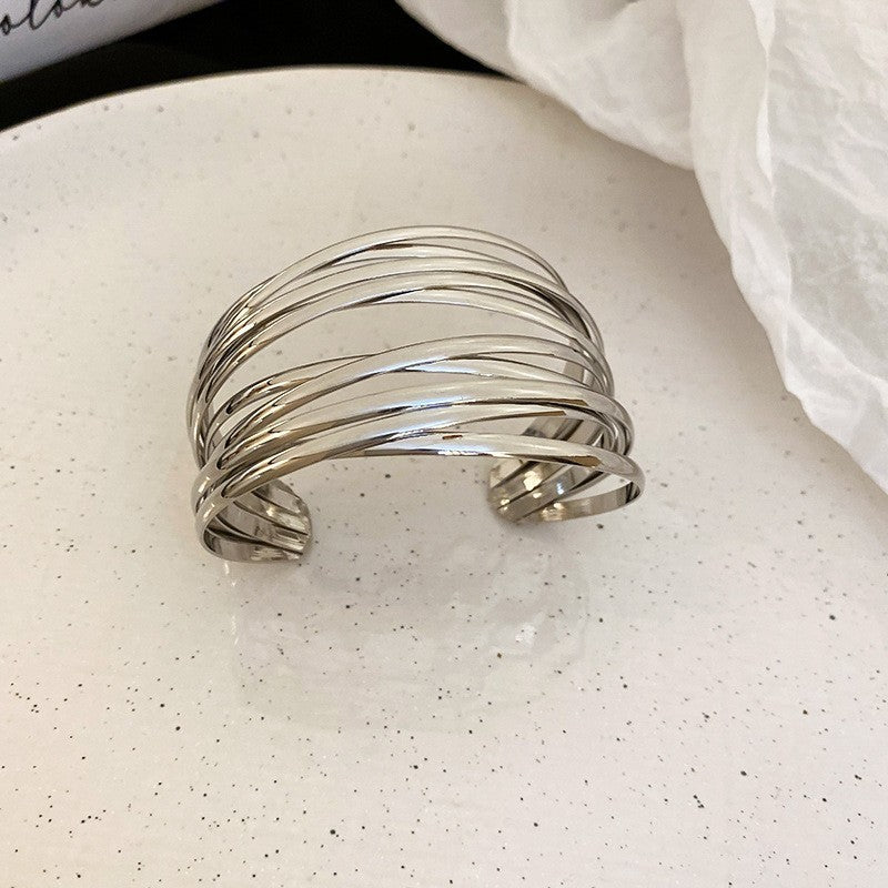 Pulsera de metal con patrón de cuadrícula geométrica de tono frío minimalista con acabado galvanizado para mujer