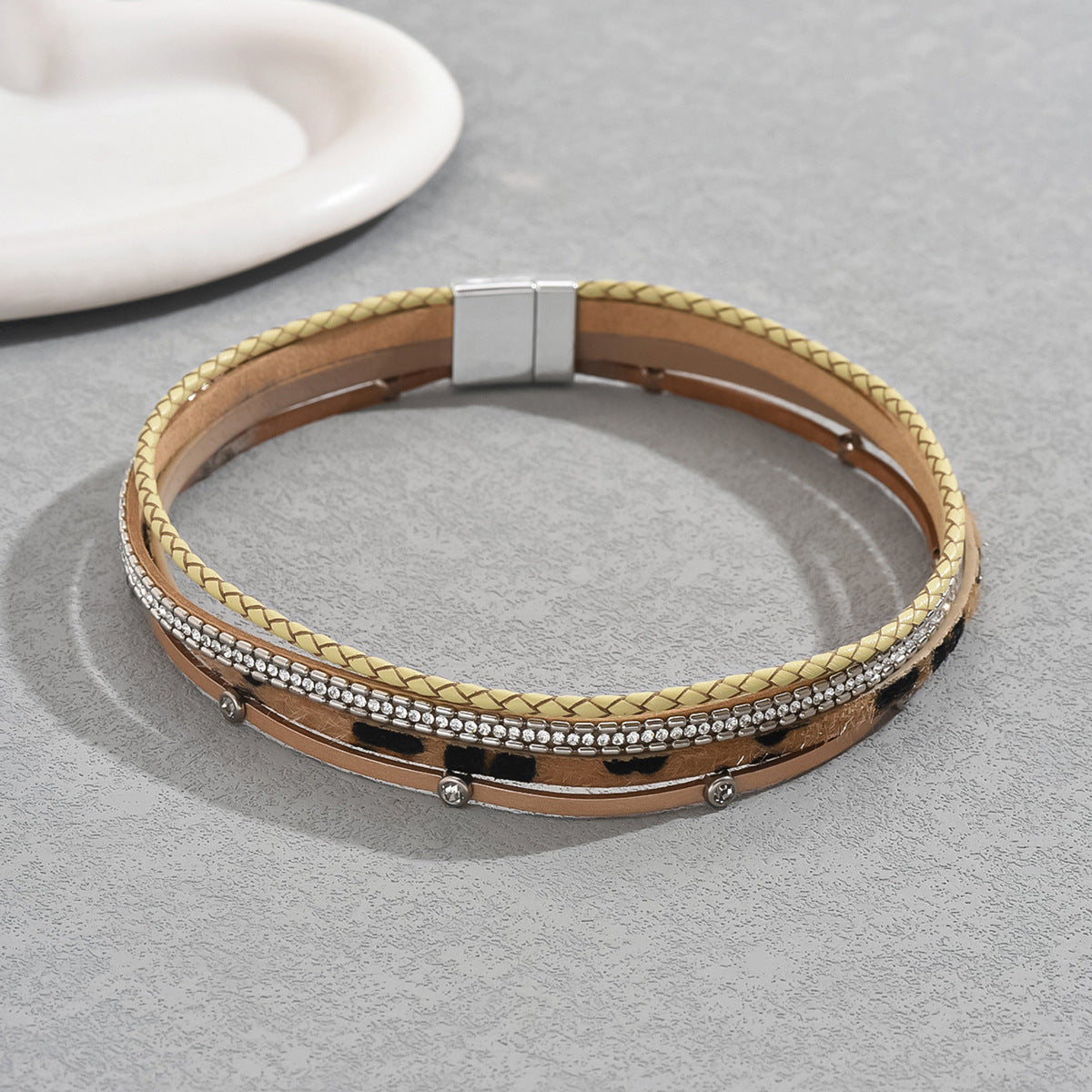 Bracciale in pelle di lusso minimalista geometrico da donna con intarsi di strass e accenti circolari a pois rotondi e ovali