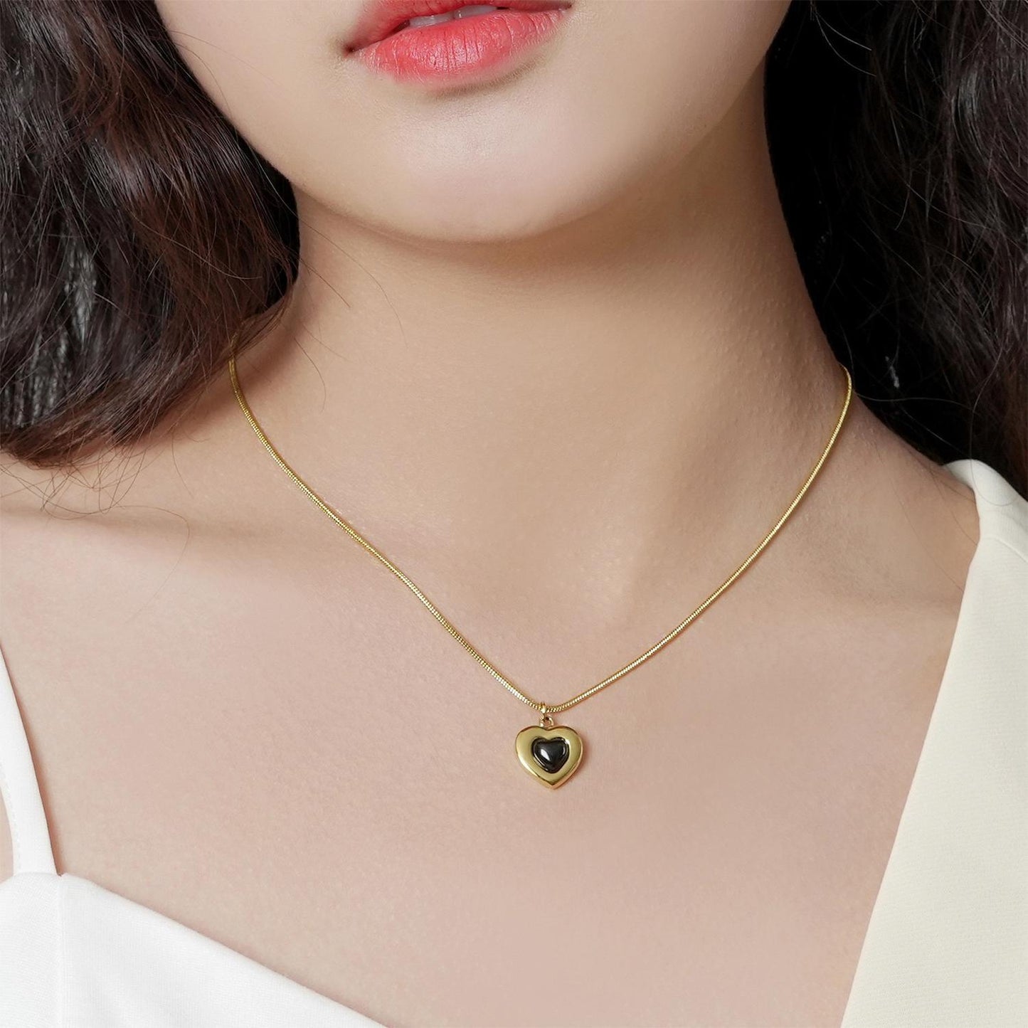 Cute Heart-Shaped Titanium Steel Necklace with 18K Gold Plating for Women and Men, Delicate Clavicle Chain with Black Heart Pendant
