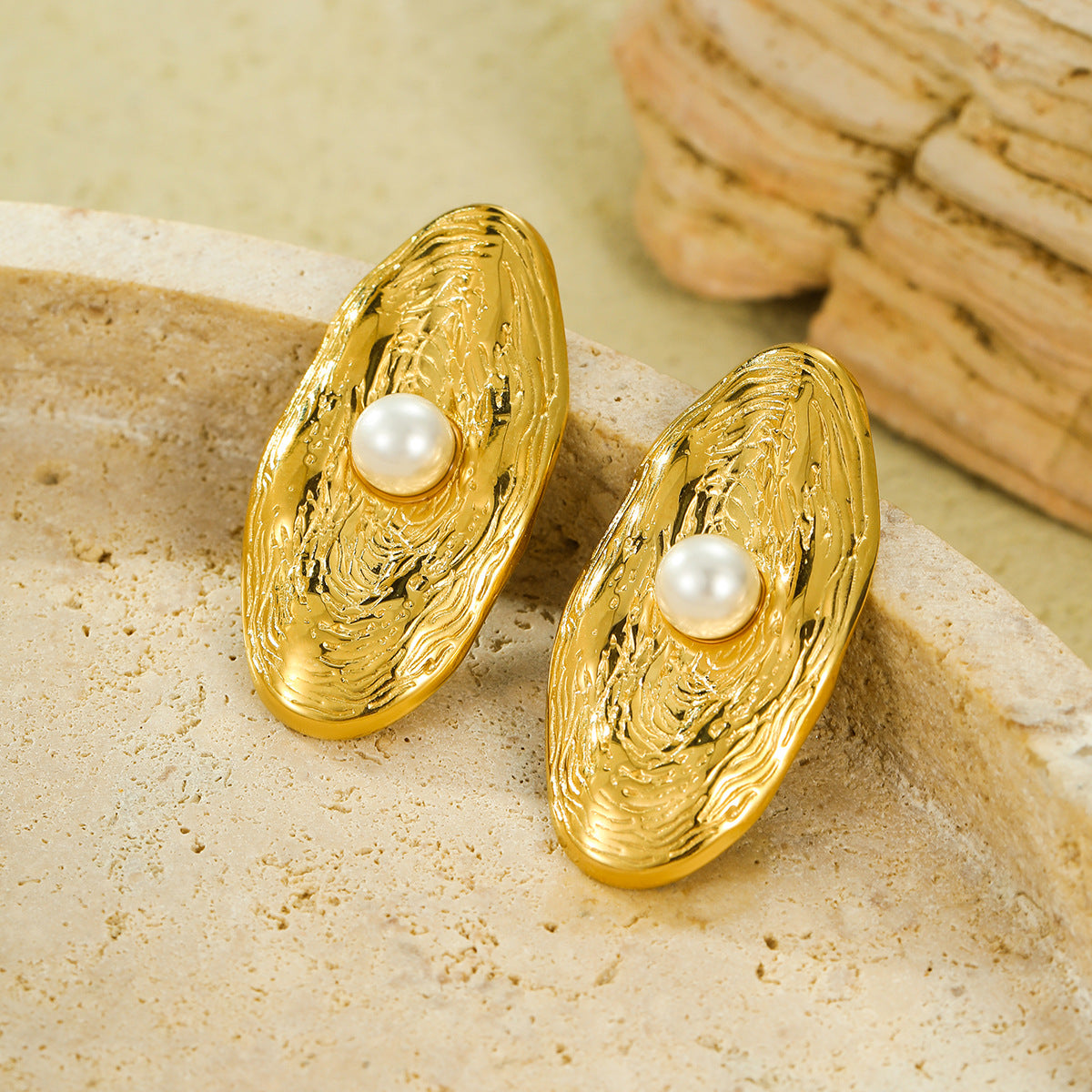 Elegantes Pendientes de Botón Ovalados Arrugados con Perlas para Mujer de Acero Inoxidable con Baño de Oro de 18K