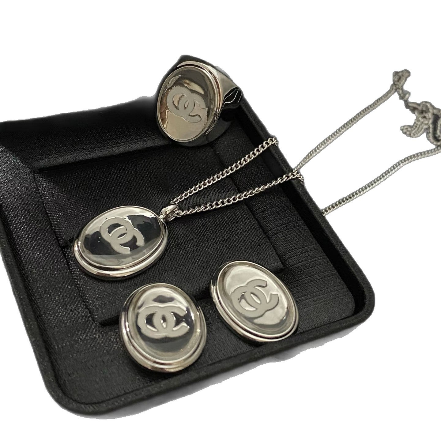 Anello da donna in ottone placcato oro con smalto a forma di lettera ovale di lusso