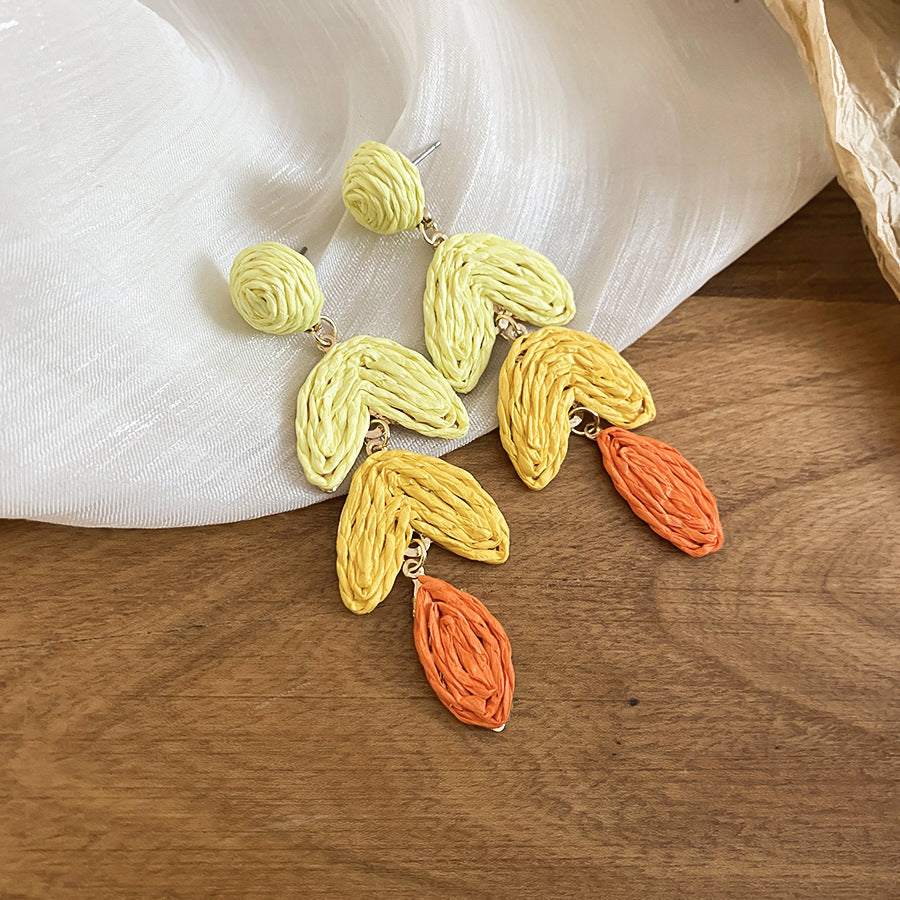 Pendientes de borla de rafia estilo Sweet Coastal, inspirados en Daphne, con postes de acero chapado en forma de hoja geométrica
