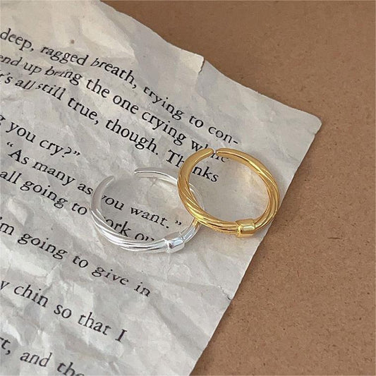Anello Minimalista a Cuore in Argento Sterling 925 con Filo Attorcigliato e Dettaglio Geometrico Sfaccettato da Donna