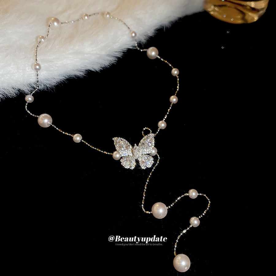 Elegante Collana Pendente a Farfalla Minimalista con Perle Simulate e Intarsi in Zircone per Donne, Catena per Clavicole dall'Estetica Lussuosa e Sofisticata