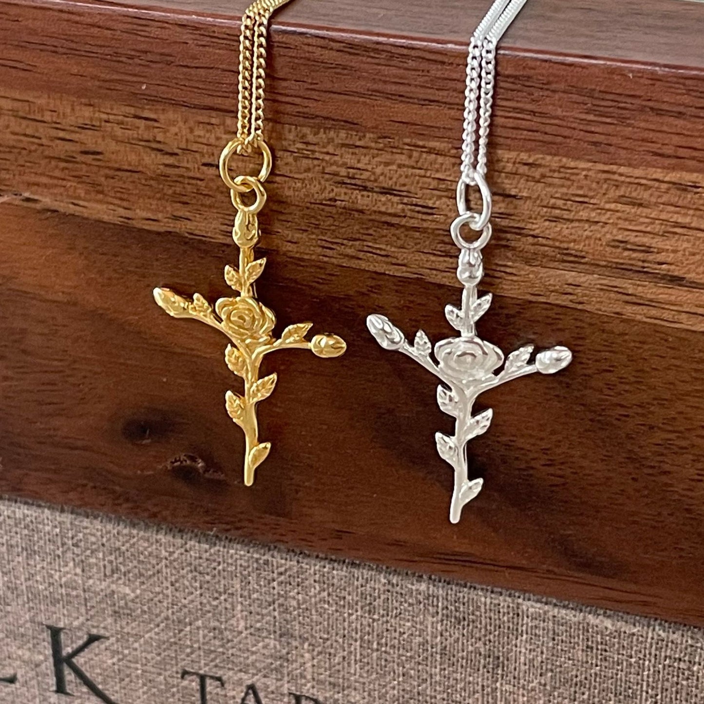 Elegante collana a croce con rosa in stile francese da donna in argento sterling 925 con design geometrico e catena a maglie