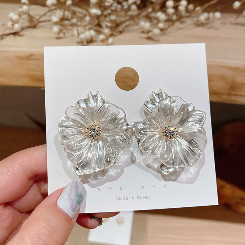 Orecchini a perno con perle dolci, eleganti e floreali per donna con perni in argento sterling 925
