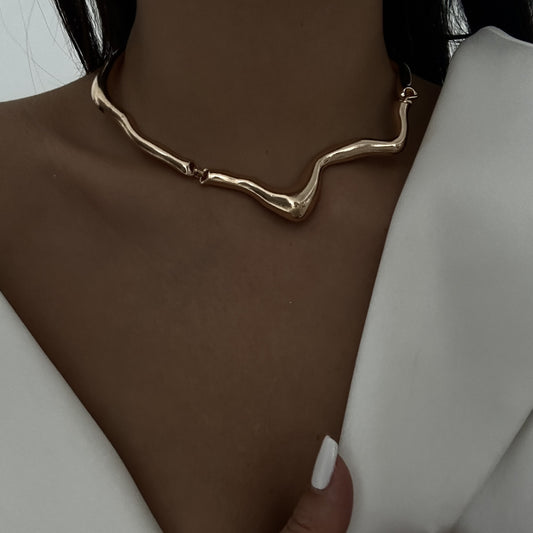 Collana Girocollo Minimalista da Donna in Lega con Texture Geometrica a Lava Liquida Metallizzata