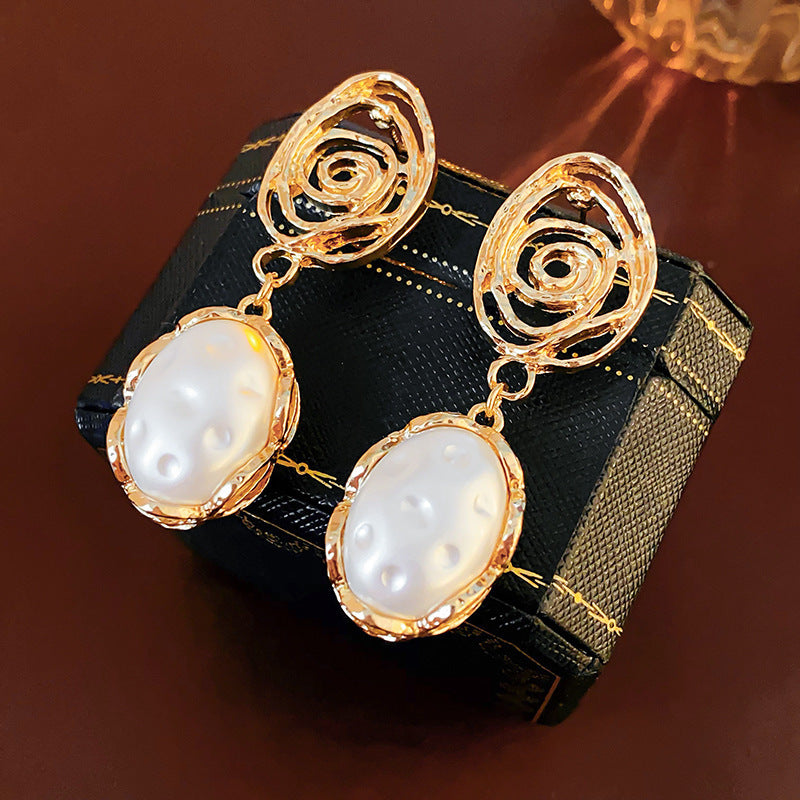 Vintage Heart-Shaped Floral Teardrop Hollow-Out Alloy Stud Earrings with Rhinestone Inlay for Women