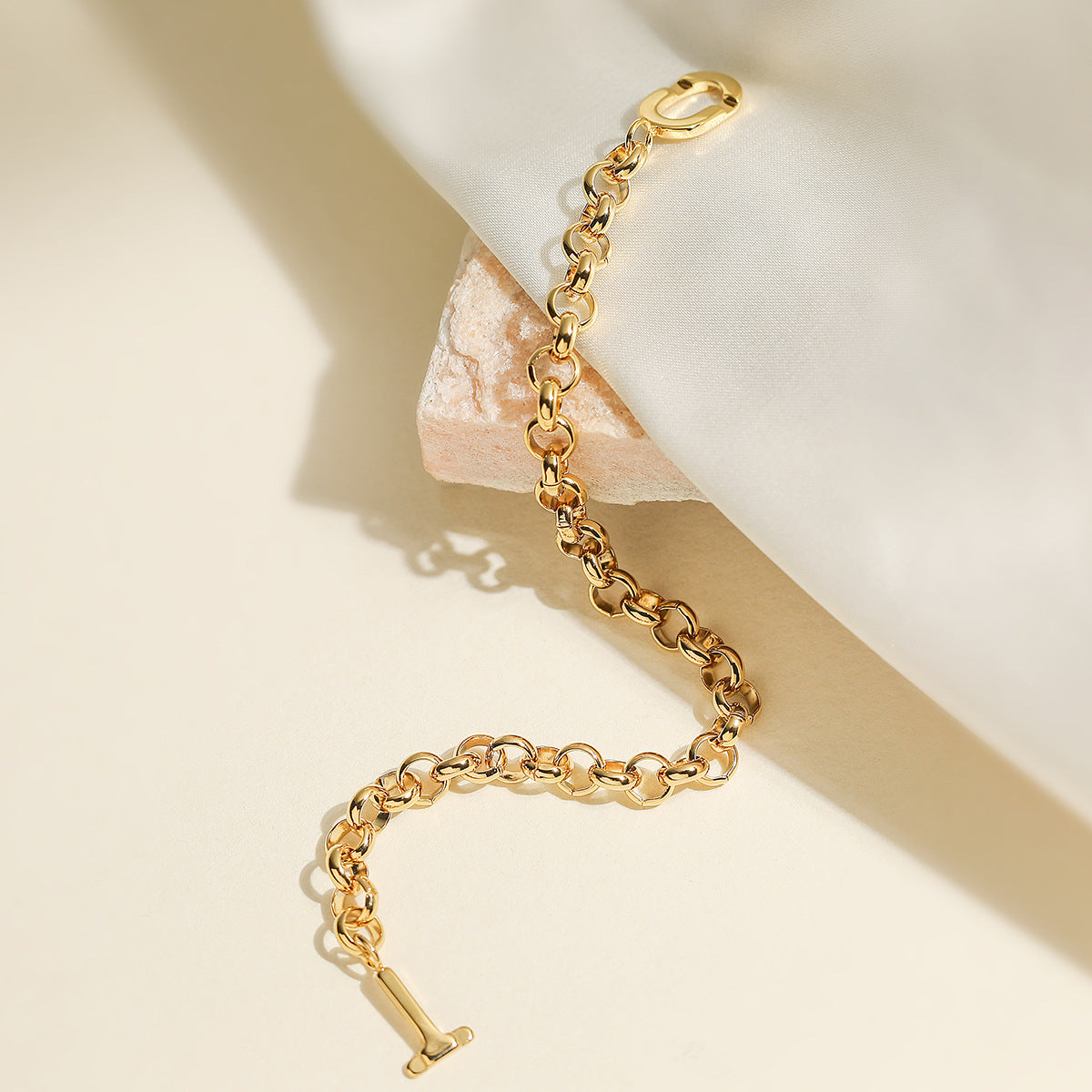 Bracciale da donna in acciaio inossidabile placcato oro 18 carati con forma irregolare minimalista