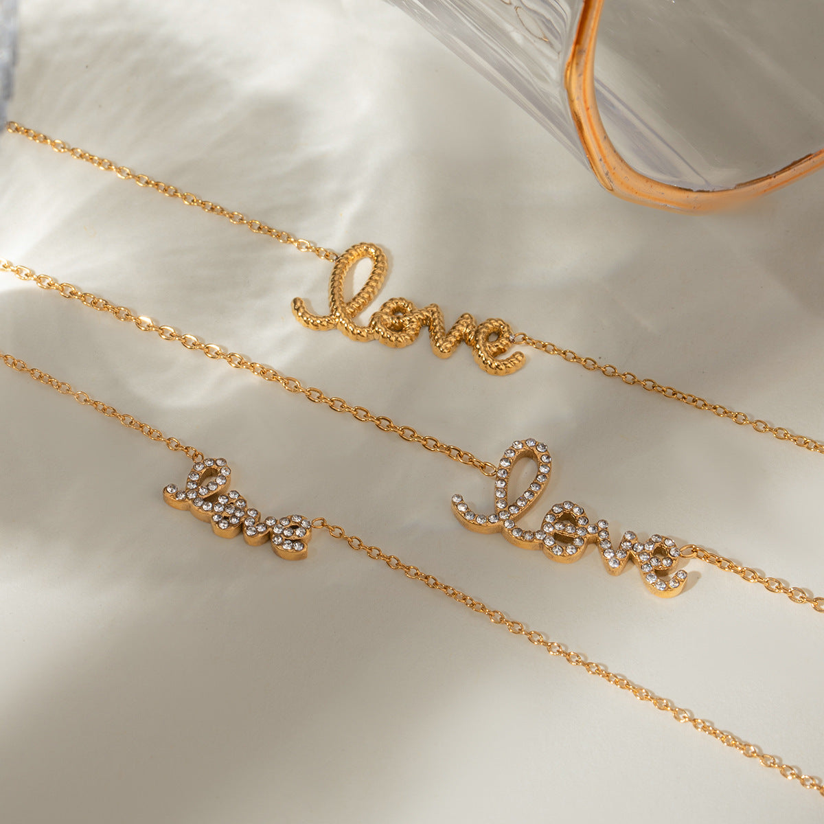 Elegante Collar de Letras Geométricas de Acero Inoxidable con Incrustaciones de Pedrería y Acabado Chapado para Mujer