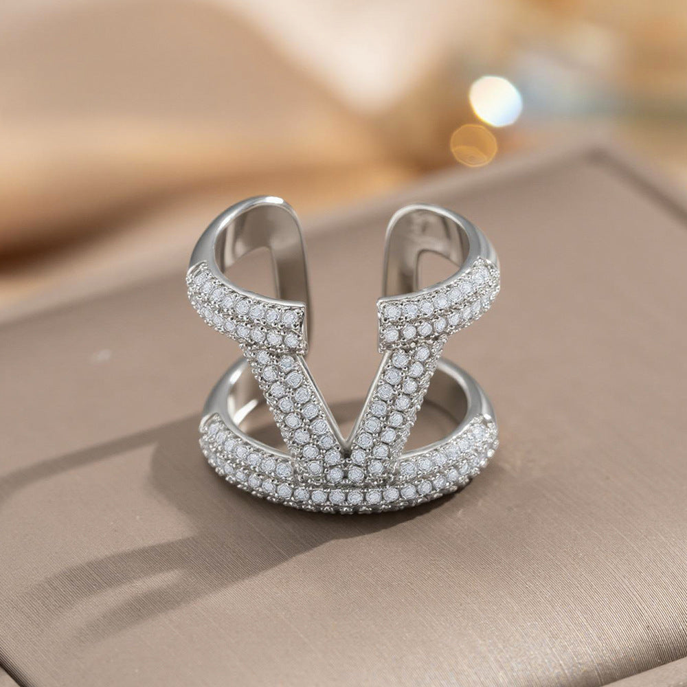 Anello aperto regolabile da donna in oro 18 carati con lettera V in zircone micro-pavé, stile minimalista moderno