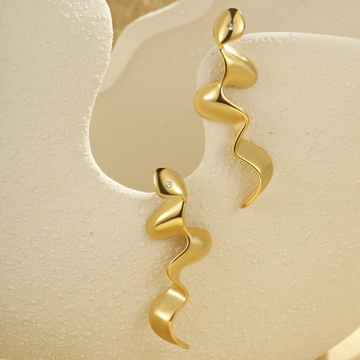 Orecchini da donna in acciaio inossidabile placcato oro 18 carati a forma di serpente geometrico, stile minimalista