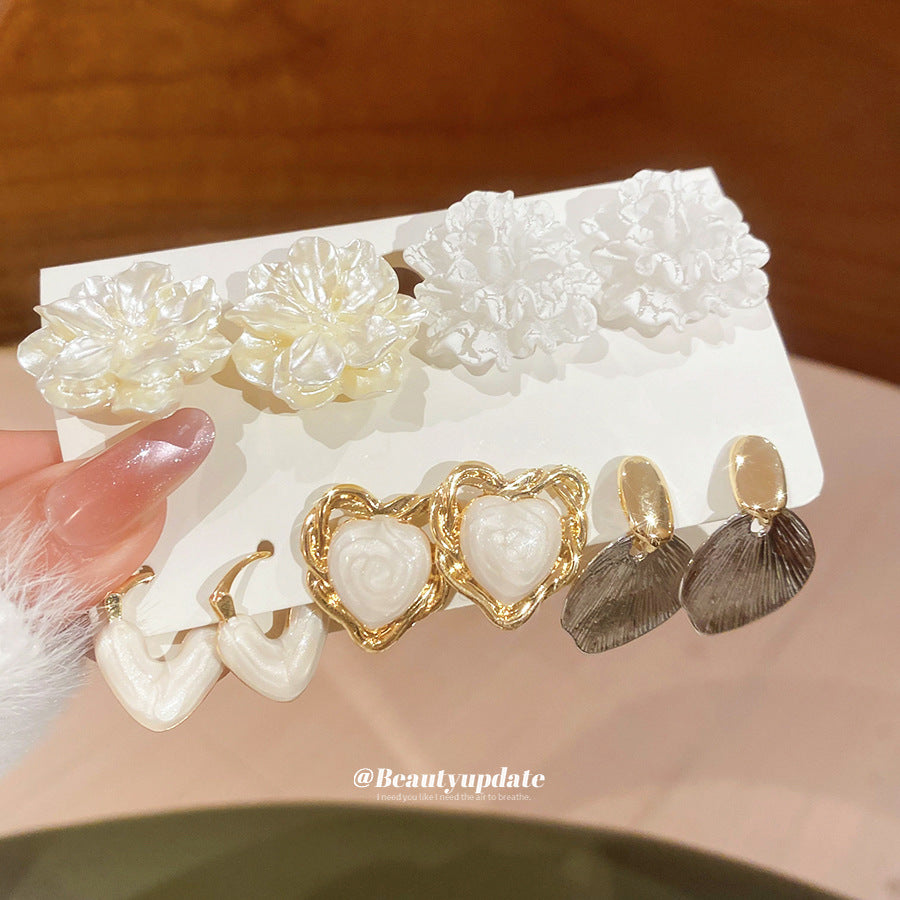 Elegante set di orecchini a perno con perle floreali e perni in acciaio placcato oro per donna