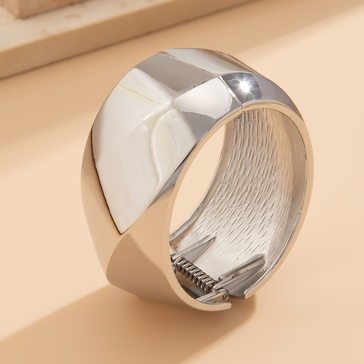 Bracciale rigido geometrico aperto da donna con finitura in lega lucida e superficie placcata