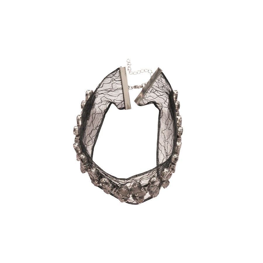 Collana a Pendente a Goccia con Fiori Romantici Scuri da Donna con Intarsio di Strass su Fascia in Chiffon, Catena a Clavicola Minimalista in Lega